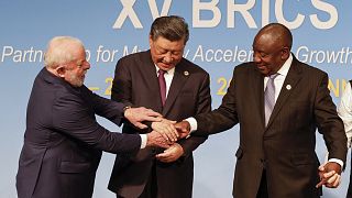 الرئيس البرازيلي لويز إيناسيو لولا دا سيلفا والرئيس الصيني شي جين بينغ ورئيس جنوب إفريقيا سيريل رامافوسا خلال قمة البريكس 2023 في جوهانسبرغ، جنوب افريقيا