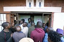 Eleitores aguardam à entrada de uma assembleia de voto em Harare, Zimbabué