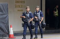 عناصر من شرطة سنغافورة يقومون بدورية بالقرب من مدخل فندق شانغريلا، مكان انعقاد الدورة العشرين لحوار شانغريلا للمعهد الدولي للدراسات الاستراتيجية (IISS).