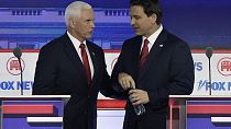 Les candidats de la primaire républicaine Mike Pence et Ron DeSantis lors du premier débat télévisé, à Milwaukee, dans le Wisconsin, le 23 août 2023