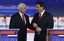 Mike Pence e Ron DeSantis, no intervalo do debate das primárias republicanas