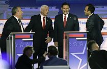 Vier republikanische Bewerber für die Kandidatur bei der nächsten US-Präsidentenwahl auf dem Podium in Milwaukee