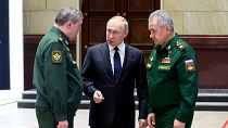 گفتگوی پوتین با شویگو، وزیر دفاع روسیه (راست) و ژنرال والری گراسیموف، رئیس ستاد کل ارتش روسیه (چپ)