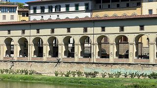 Os grafítis nas colunas exteriores do Corredor Vasari.