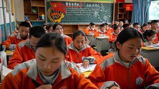 دانش‌آموزان تبتی در یک مدرسه شبانه‌روزی در حال یادگیری زبان ماندرین به تاریخ یکم ژوئن ۲۰۲۱.