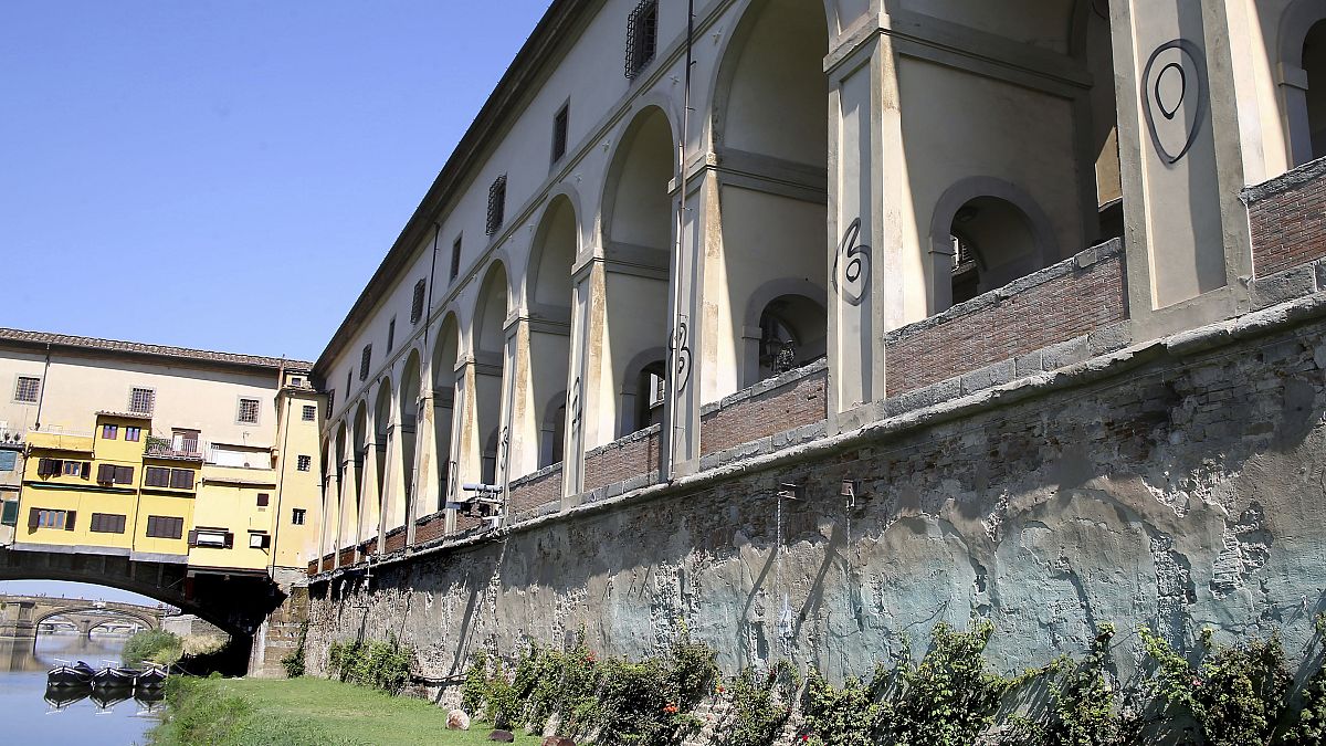 Un grafiti pintado con espray marca siete pilastras del Corridoio Vasariano en Florencia, centro de Italia, miércoles 23 de agosto de 2023. 