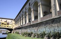 Граффити на колоннах коридора Вазари во Флоренции