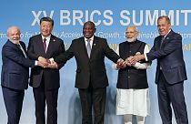 Soldan sağa Brezilya, Çin, Güney Afrika ve Hindistan liderleri ile Rusya Dışişleri Bakanı