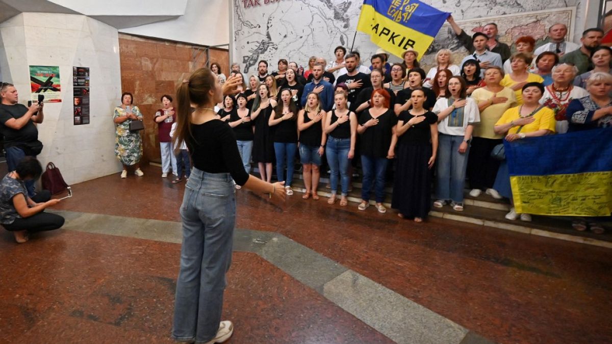 Alcuni residenti di Kharkiv cantano l'inno nazionale ucraino per festeggiare il giorno dell'indipendenza