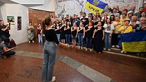 Alcuni residenti di Kharkiv cantano l'inno nazionale ucraino per festeggiare il giorno dell'indipendenza