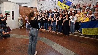 Alcuni residenti di Kharkiv cantano l'inno nazionale ucraino per festeggiare il giorno dell'indipendenza