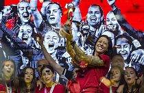 Jennifer Hermoso, da Espanha, segura o troféu enquanto celebra no palco a vitória no Campeonato do Mundo de Futebol Feminino em Madrid, Espanha.