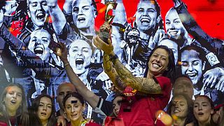 La española Jennifer Hermoso sostiene el trofeo mientras celebra en el escenario su victoria en la Copa Mundial Femenina en Madrid, España.