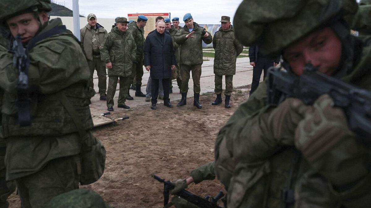 Vlagyimir Putyin orosz elnök (középen) a rjazanyi kiképzőtáborban - képünk illusztráció