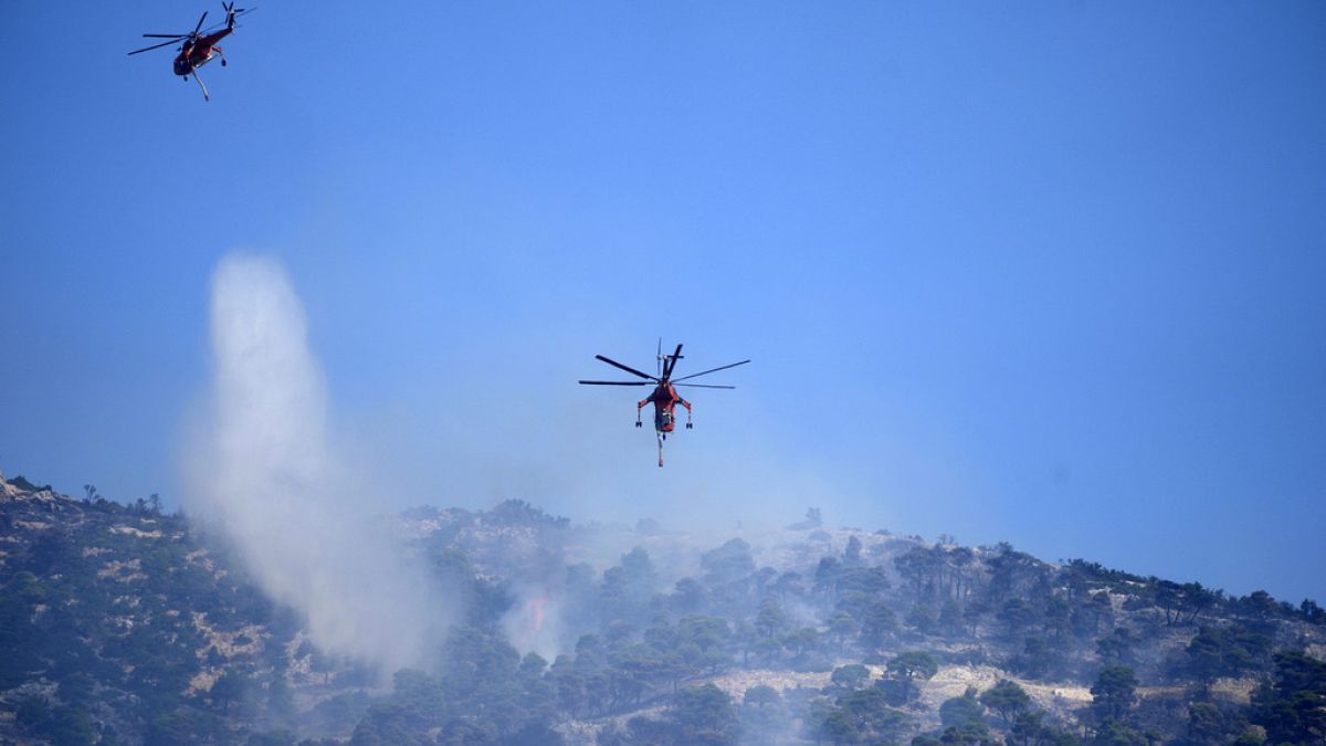 Πυροσβεστικά ελικόπτερα στη φωτιά της Πάρνηθας