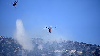 Πυροσβεστικά ελικόπτερα στη φωτιά της Πάρνηθας