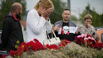 Une femme réagit à un mémorial informel à côté de l'ancien "Centre PMC Wagner" à Saint-Pétersbourg, Russie, jeudi 24 août 2023\.