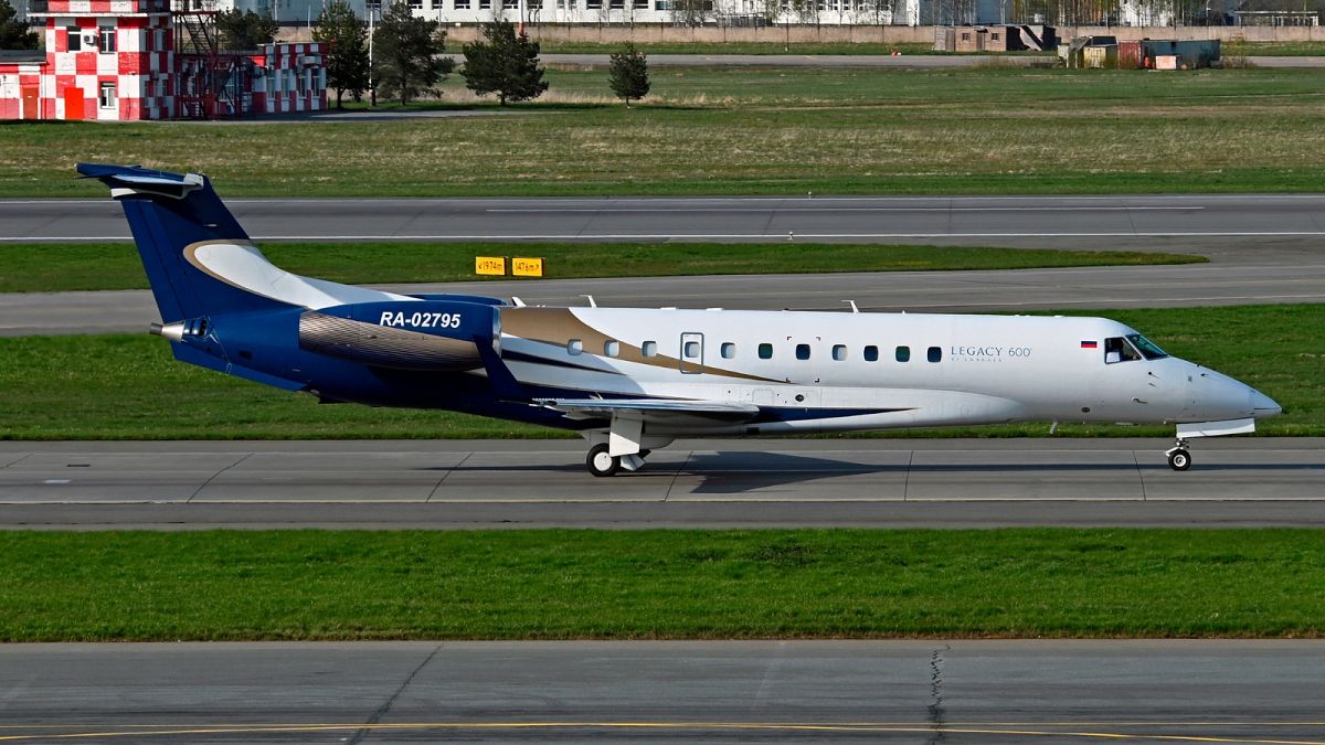 Questa foto fornita da Luba Ostrovskaya mostra un jet privato con il numero di coda RA-02795 in un aeroporto di San Pietroburgo, Russia, il 9 maggio 2023