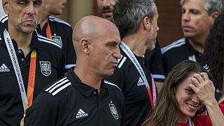 Luis Rubiales (középen) a spanyol női labdarúgó-válogatott tagjaival és stábjával a madridi La Moncloa Palace-ban, 2023. augusztus 22-én.