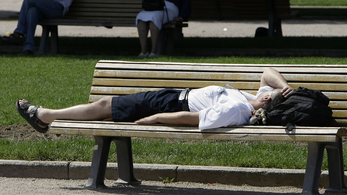 Un hombre descansa al sol con temperaturas de unos 30 C en Alemania, 2008