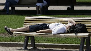Un homme se repose au soleil alors que les températures avoisinent les 30°C en Allemagne, 2008