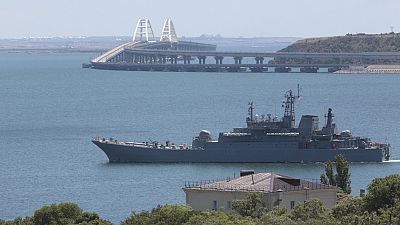 Ρωσικό στρατιωτικό αποβατικό πλοίο αποπλέει όχι μακριά από το Κερτς της Κριμαίας, τη Δευτέρα 17 Ιουλίου 2023.