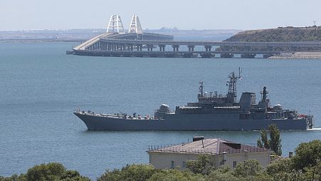 Una nave da sbarco militare russa naviga non lontano da Kerch, in Crimea, lunedì 17 luglio 2023.