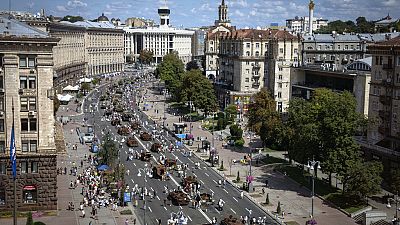 Tanques y vehículos de infantería rusos quemados y capturados que han sido expuestos en el Día de la Independencia, en Kiev, Ucrania, el jueves 24 de agosto de 2023.