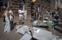 Bruchstücke russischer Marschflugkörper, ausgestellt am 32. Unabhängigkeitstag der Ukraine im Zentrum von Kiew