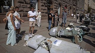 Bruchstücke russischer Marschflugkörper, ausgestellt am 32. Unabhängigkeitstag der Ukraine im Zentrum von Kiew