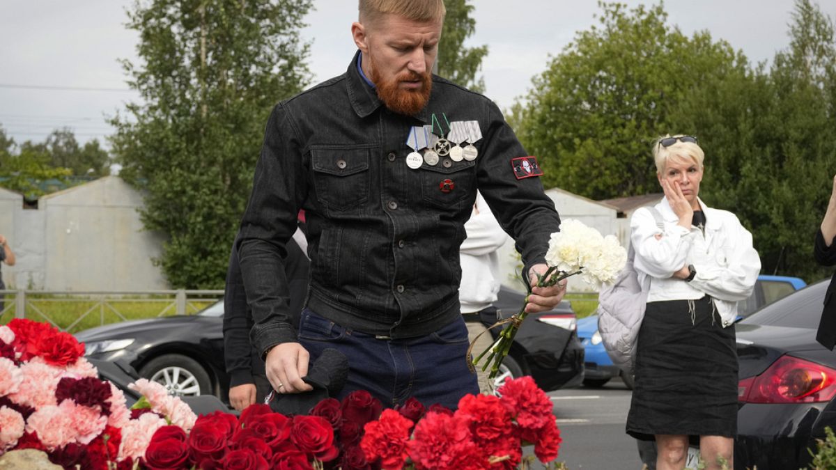 Gyászolók virágokat visznek Tver mellé, ahol az orosz légvédelem lelőtte Jevgenyij Prigozsin gépét