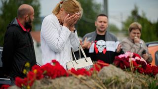 امرأة تبكي أمام نصب تذكاري غير رسمي أمام مقر مجموعة فاغنر