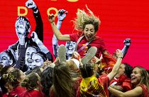 لاعبات منتخب إسبانيا لكرة القدم للسيدات يحتفلن بفوزهن بكأس العالم 2023 في مدريد. 2023/08/21