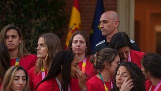 El presidente de la Federación Española de Fútbol, Luis Rubiales junto a la selección española femenina de fútbol tras su victoria en la Copa del Mundo.