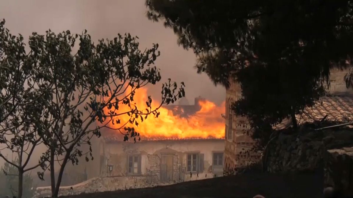 Feuer nahe des historischen Klosters Hosios Lukas in Stiri.