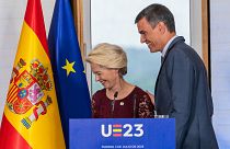 رئيسة المفوضية الأوروبية أورسولا فون دير لاين، ورئيس الوزراء الإسباني بيدرو سانشيز في مدريد، إسبانيا، 3 يوليو 2023.