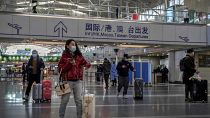مطار بكين الدولي وتظهر في الصورة الاتجاهات إلى صالة المغادرة إلى تايوان، 3 فبراير 2021