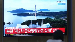 شاشة تلفزيون تعرض تقريراً عن إطلاق كوريا الشمالية صاروخاً مع صورة أرشيفية خلال برنامج إخباري في محطة سكة حديد سول في كوريا الجنوبية، الخميس 24 أغسطس 2023.