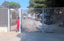 Menekülteket fogadó központ bejárata Lampedusa szigetén
