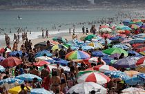 Les baigneurs affluent sur la plage d'Ipanema pour lutter contre la chaleur extrême, à Rio de Janeiro, au Brésil, le 24 août 2023\.