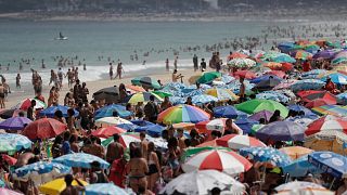 Os banhistas acorrem à praia de Ipanema para combater o calor extremo, no Rio de Janeiro, Brasil, a 24 de agosto de 2023\. 