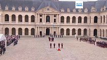 La cerimonia nel cortile des Invalides, a Parigi. (25.8.2023)