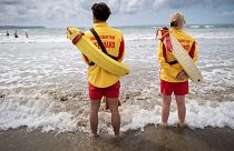 فريق الإنقاذ في SDIS 29، خدمة الإطفاء والإنقاذ في فينيستير، يقفون وهم ينظرون إلى الشاطئ في بلونيفيز بورزاي، غرب فرنسا، في 9 يوليو 2023.