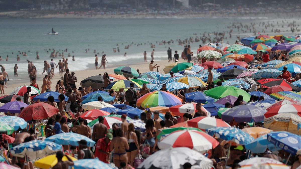 تدفق رواد الشاطئ إلى شاطئ إيبانيما للتغلب على الحرارة الشديدة، في ريو دي جانيرو، البرازيل، الخميس 24 أغسطس 2023.