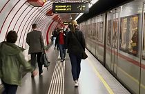 Un treno urbano a Vienna, Austria