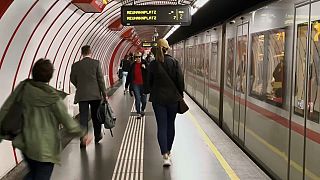 Autrichiens marchant dans une gare à Vienne, Autriche