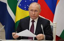 Putyin orosz elnök videókapcsolaton keresztül vesz részt a BRICS-országok johannesburgi csúcstalálkozóján augusztus 24-én