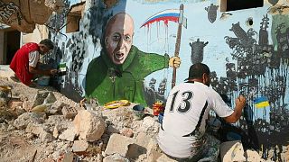 جدارية على حائط مبنى مدمر في إدلب
