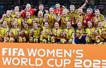 تحتفل السويد بميدالياتها البرونزية بعد فوزها على أستراليا في مباراة تحديد المركز الثالث لكرة القدم في كأس العالم للسيدات في بريسبان، أستراليا، السبت 19 أغسطس 2023.