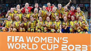 تحتفل السويد بميدالياتها البرونزية بعد فوزها على أستراليا في مباراة تحديد المركز الثالث لكرة القدم في كأس العالم للسيدات في بريسبان، أستراليا، السبت 19 أغسطس 2023.